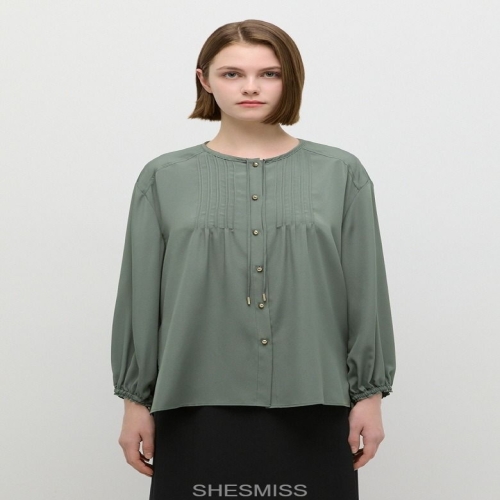 쉬즈미스 여성 라운드 핀턱 블라우스 SWWBLP32040