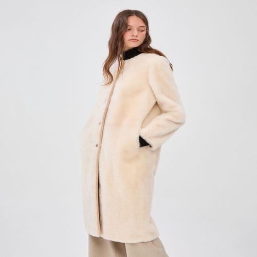 질스튜어트 뉴욕 우먼 품절임박 PREMIUM 아이보리 양모피 롱 코트형 점퍼 JSJU4D540IV