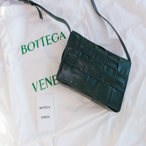 보테가베네타 국내재고 감정서제공 미디엄 카세트백 레인트리 66729 8VCQ71 3061