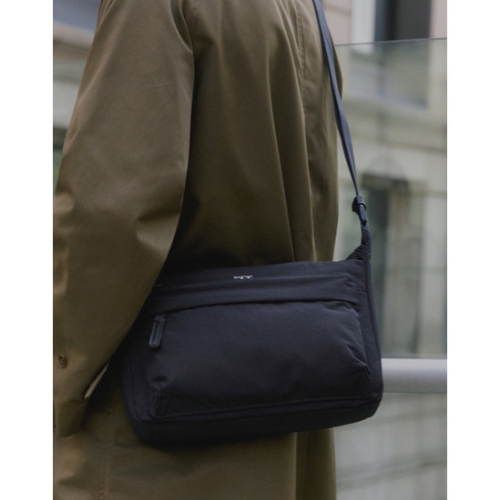 헤지스 블랙 나일론 크로스백_HJBA5F340BK