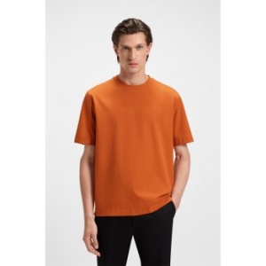 보스 WI25 x ASTON MARTIN 레귤러핏 엠보싱 로고 티셔츠 코퍼 레드 50548625220