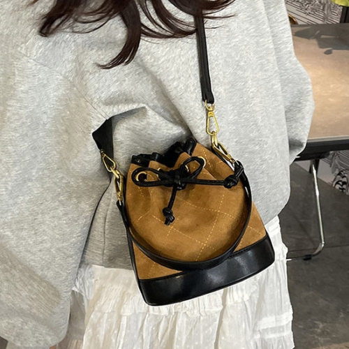 디어백 스티치 스웨이드 크로스 버킷백_AN6117