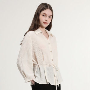 엑스아이엑스 XIX 스탠드 카라 브이넥 스모킹 블라우스_X1F11WBL030