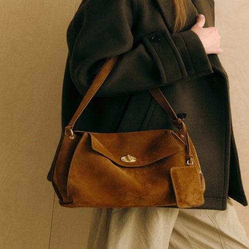 질스튜어트 뉴욕 AUBE 이태리스웨이드 오브 장식 숄더백 M 브라운_JABA5F113W2