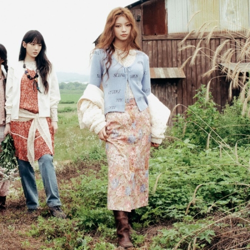 써스데이아일랜드 여성 패턴 세미H 라인 스커트 T256MSK141W