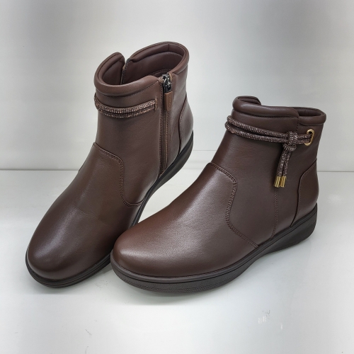 에스콰이어 여성 와이드핏 컴포트 앵클 부츠 PFWBS885BR