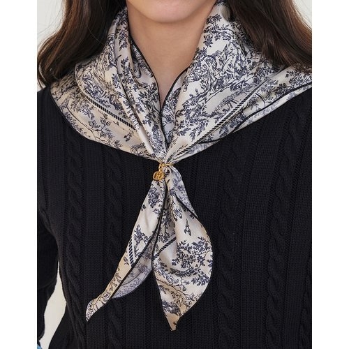 헤지스 뜨왈드주이 Toile de Jouy 네이비 삼각링 러플 실크 스카프 HISC6E331N2