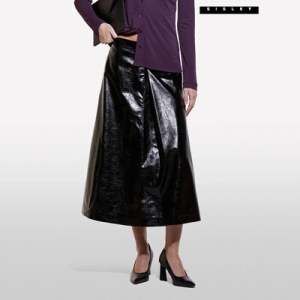SISLEY 페이크 레더 플레어 롱 스커트 4F_4XAUL002E