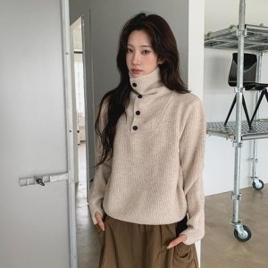 옷자락 다잇템 여성 박시핏 버튼 잔고리 클래식 폴라넥 니트_23756790_588870