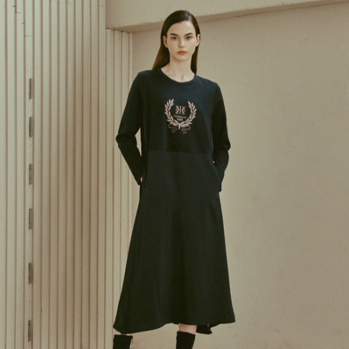 엑스아이엑스 XIX 공단배색 엠블럼 프린트 원피스_XIOWD4T05B