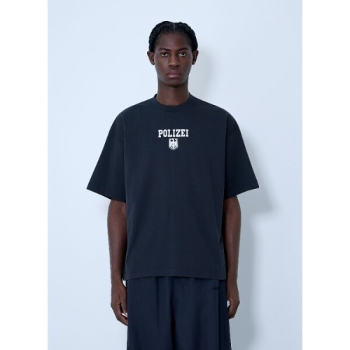 VETEMENTS 폴리츠 아이 텍스트 모티프 크루넥 티셔츠 UH76TR300B